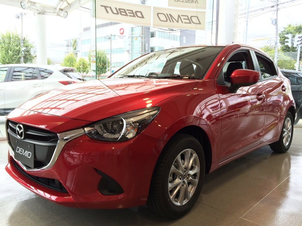 新型デミオ13S LEDコンフォートパッケージ・スポーティパッケージ装着車（ソウルレッドプレミアムメタリック）