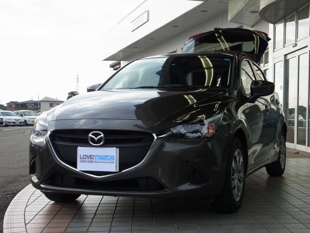 新型デミオ13S LEDコンフォートパッケージ装着車（チタニウムフラッシュマイカ）