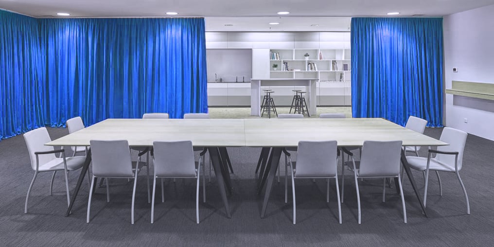  hochwertigen Akustik Stoffe teilen Sitzungszimmer und den Kantienenbereich ab. Bild von Creation Baumann.