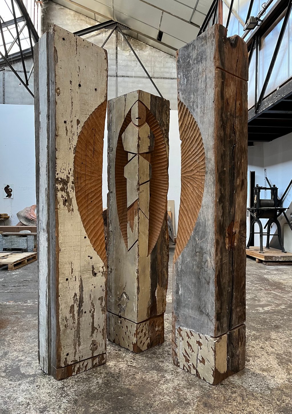 Le Nouveau-Né, tryptique, chêne doré à la feuille, 250 x 50 x 50 (x3)