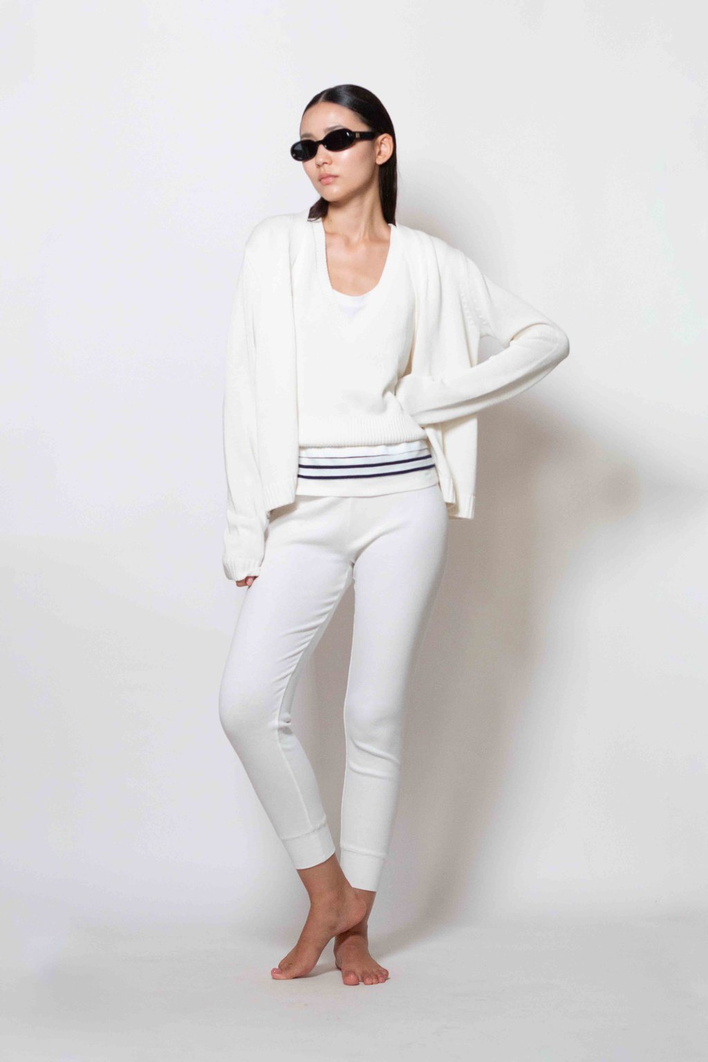 Tank Top E26-04-01-1 Blanc, Sweater Vest E26-52-K05-1 Blanc, Cardigan E26-52-K04-1 Blanc, Pants E26-22-05-1 Off White