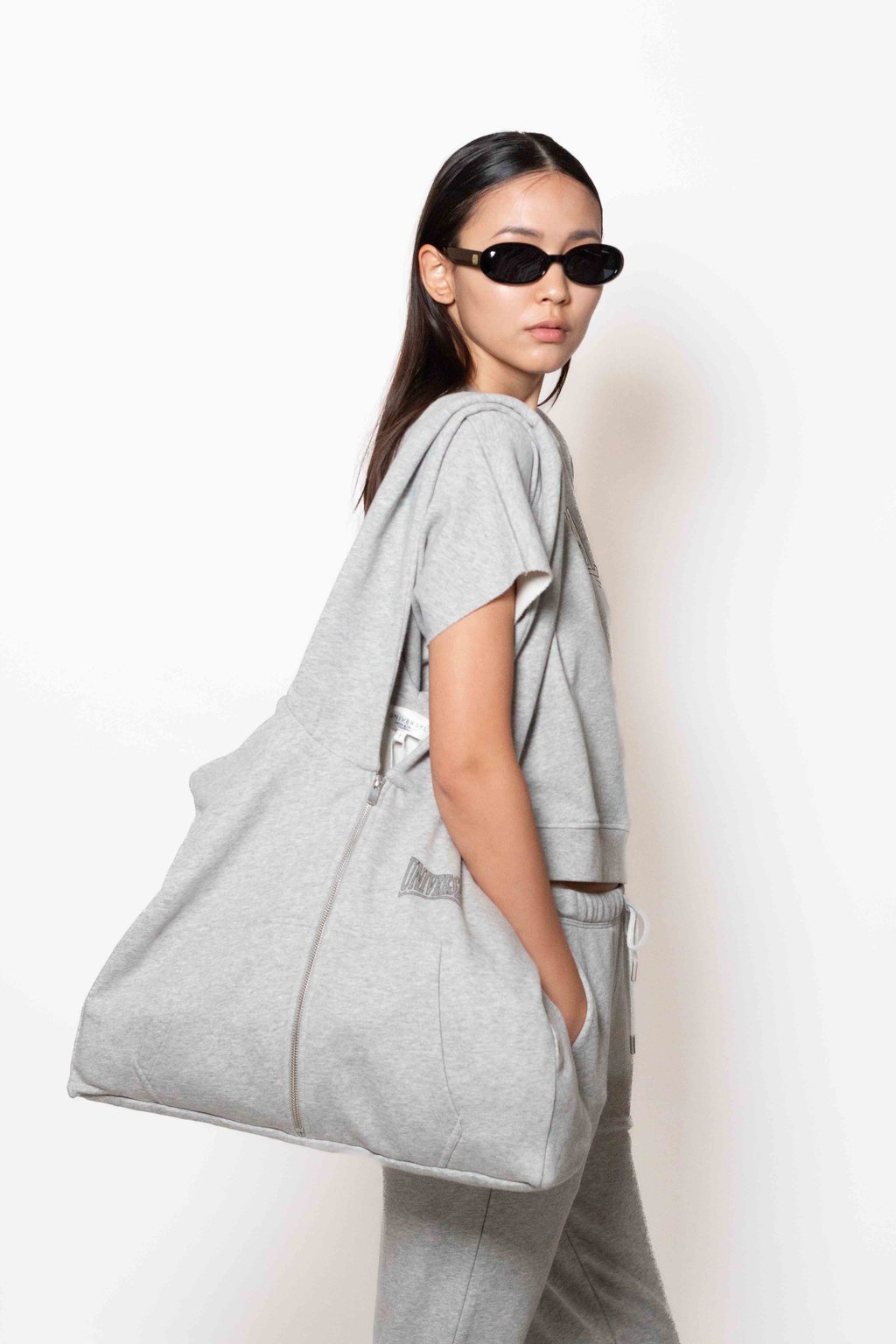 T-Shirt E26-08-08-5 Gris Chine, Pants E26-08-04-5 Gris Chine, Bag E26-08-07-5 Gris Chine