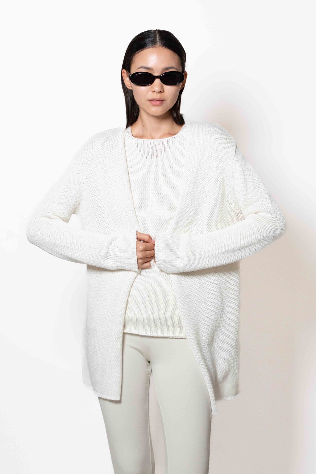 Cardigan E26-57-K03-1 Blanc, Sweater E26-57-K02-1 Blanc, Pants E26-06-02-4 Ciment