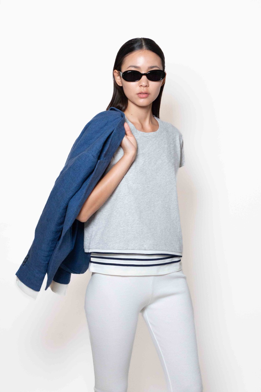 Blazer E26-151-06-2 Indigo Délavé, T-Shirt E26-04-02-4 Gris Chine, Pants E26-22-05-1 Off White