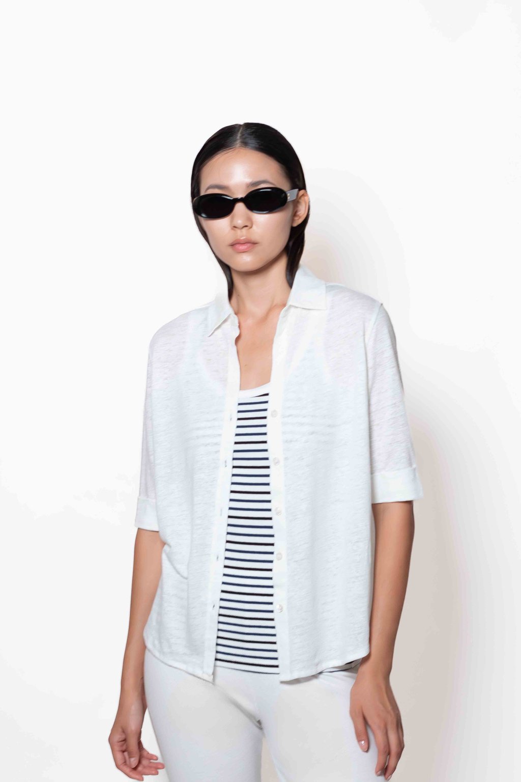 Button Up Shirt E26-12-15-1 Blanc, Tank Top E26-22-01-7 Stripes, Pants E26-22-05-1 Off White