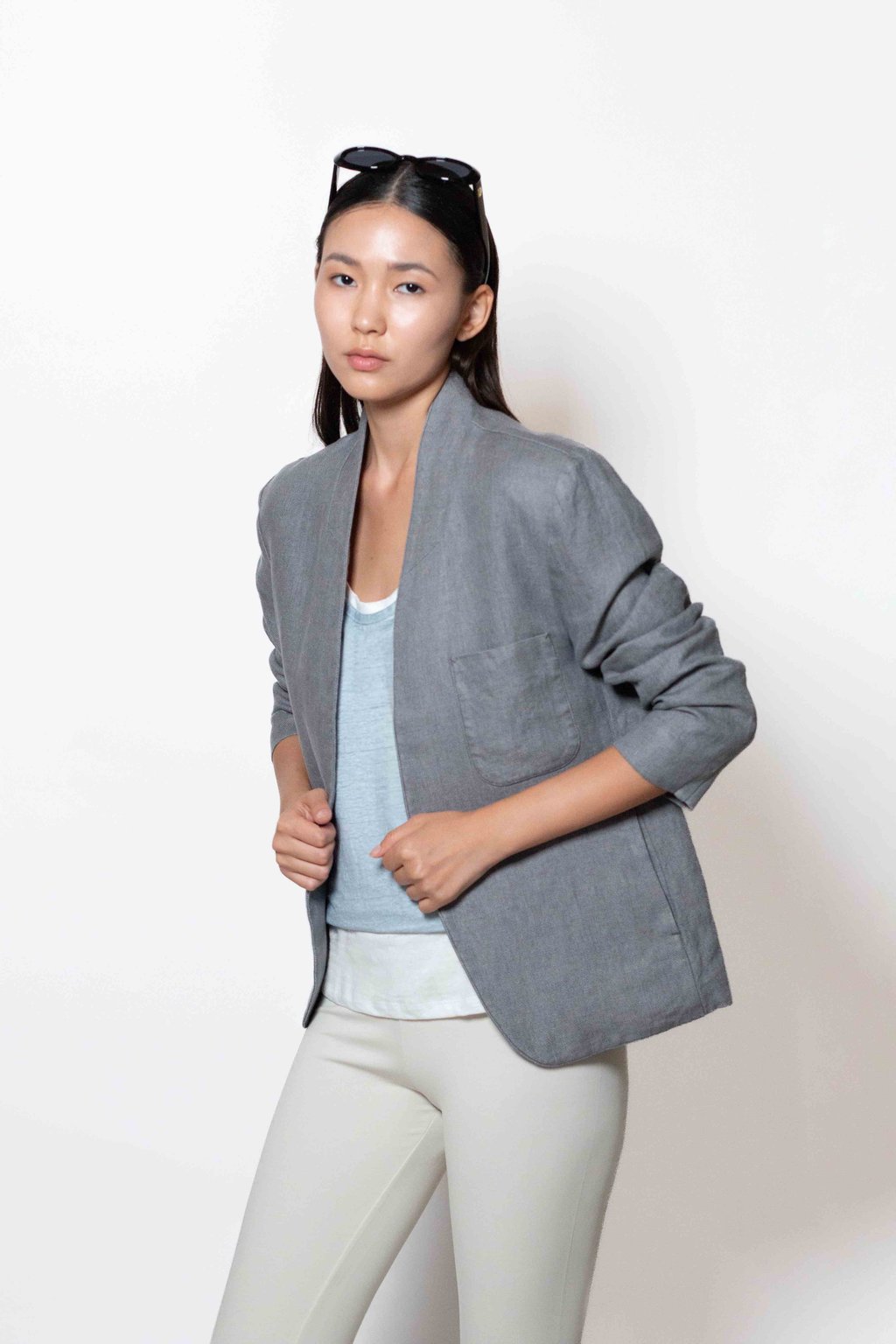 Blazer E26-151-01-3 Grey Délavé, Tank Top E26-13-01-3 Turquoise, Pants E26-06-02-4 Ciment