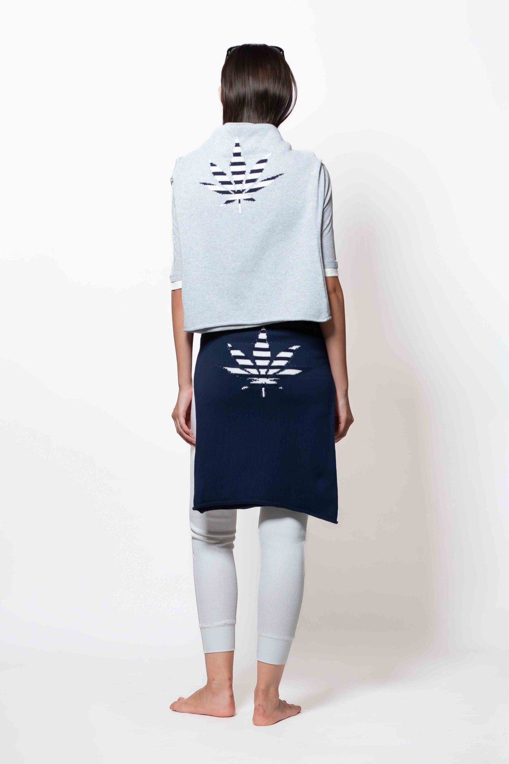 Sweater (Top) E26-59-K01-Feuille-5 Gris Chine, Sweater (Bottom) E26-59-K01-Feuille-5 Marine, Pants E26-22-05-1 Off White