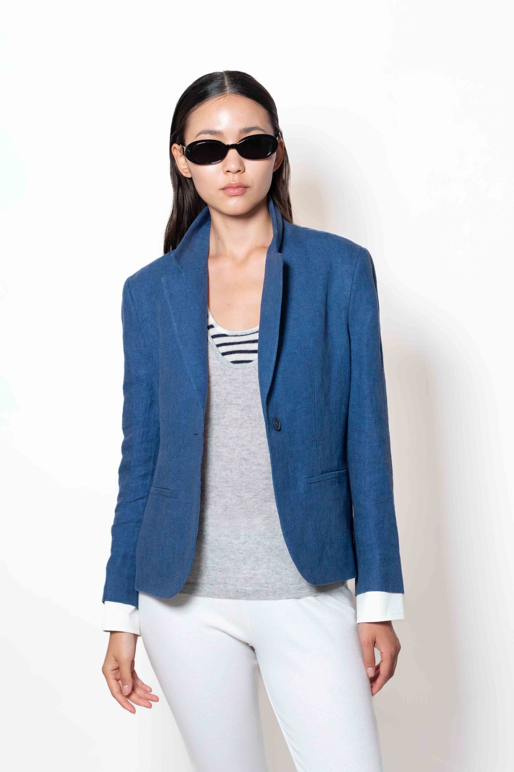 Blazer E26-151-06-2 Indigo Délavé, Cashmere Tank Top E26-51-K01-2 Grey, Pants E26-22-05-1 Off White