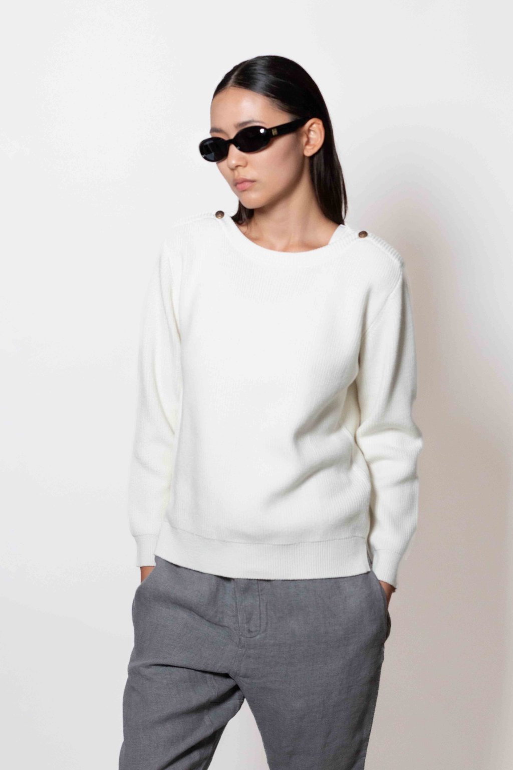 Sweater E26-60-K01 Off White, Pants E26-151-04-3 Grey Délavé