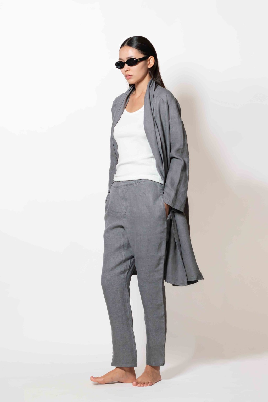 Coat E26-151-05-3 Grey Délavé, Tank Top E26-22-01-1 Off White, Pants E26-151-04-3 Grey Délavé