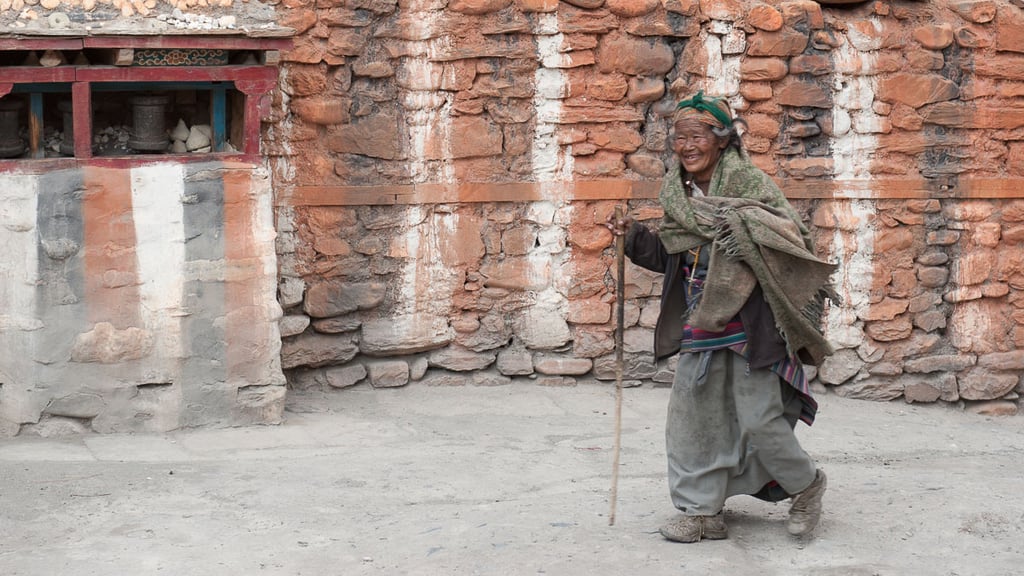 Nepalesische Frau bei einer rituellen Umrundung des Klosters in Kagbeni