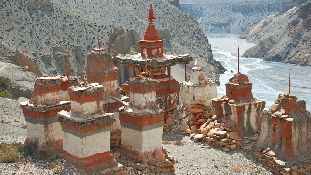 Chörtengruppe unterhalb des Dorfes Tangbe in Nepal