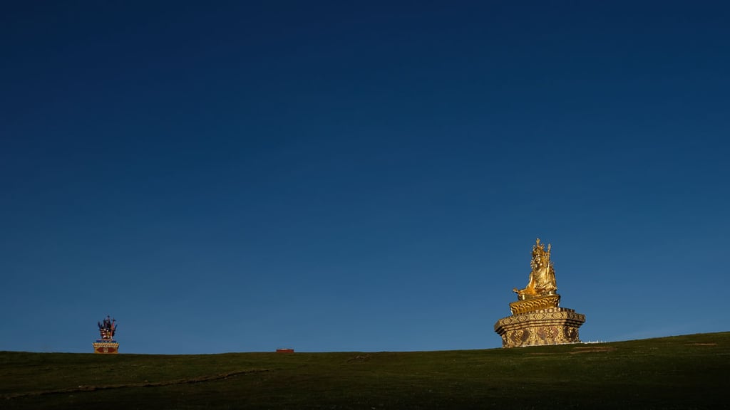 Goldene Statue des Padmasambhava (tib. Guru Rinpoche)