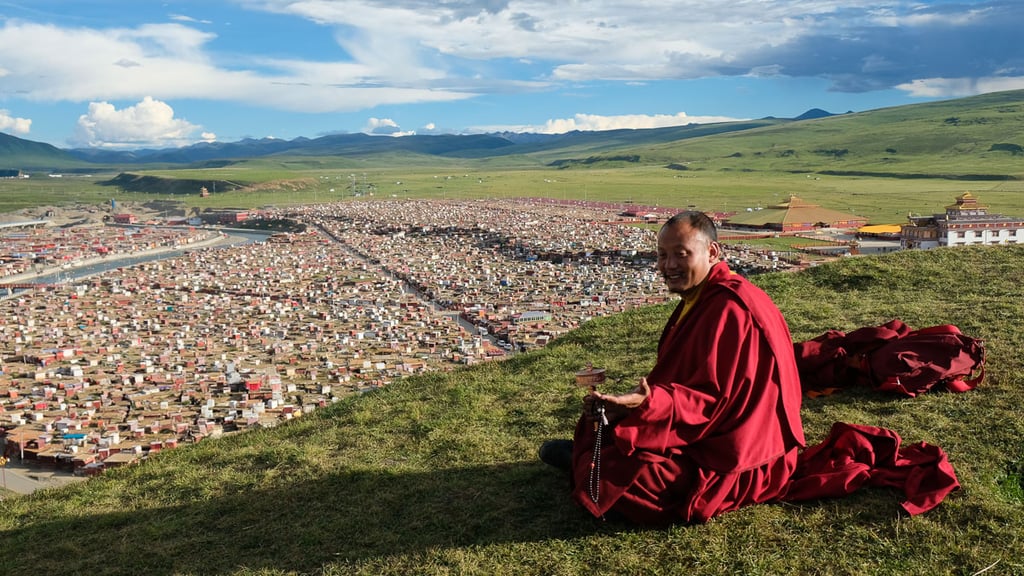 Mönch vor der Klosterstadt Yarchen Gar in Kham