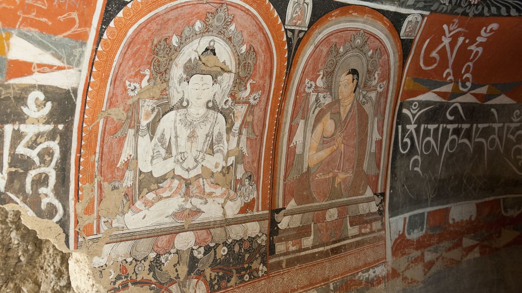 Jahrhundertealte Wandmalereien in der Kabum-Höhle in Mustang