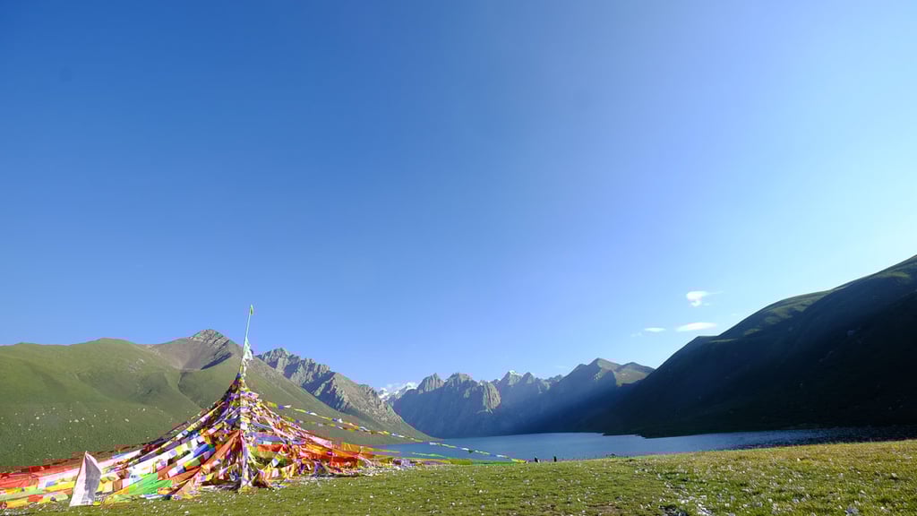 Heiliger See in der Region Nyenpo Yurtse in Amdo