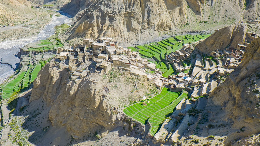 Einsam gelegenes Dorf Phu in Nepal