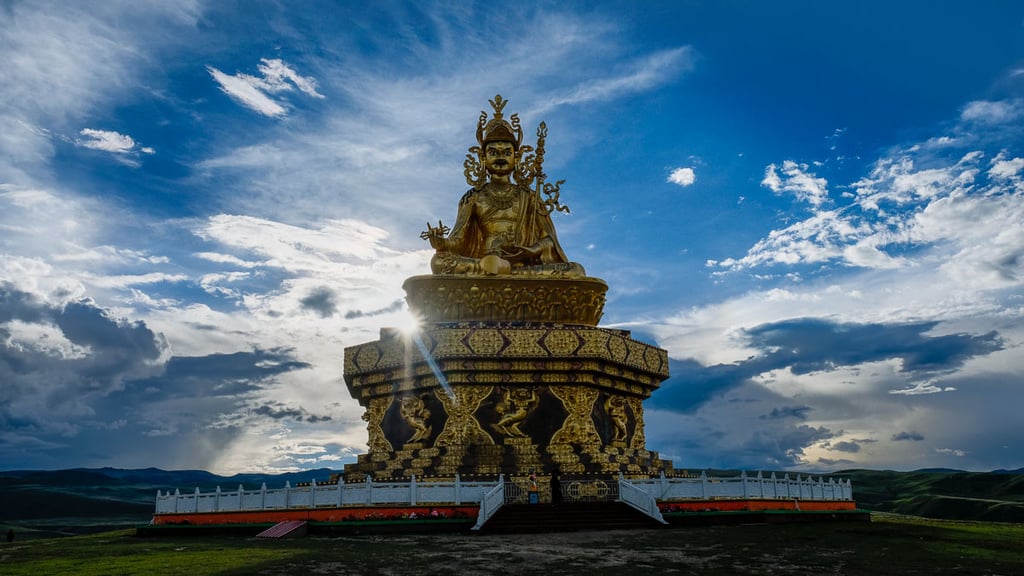 Grosse Statue des Padmasambhava in Kham im Osten Tibets