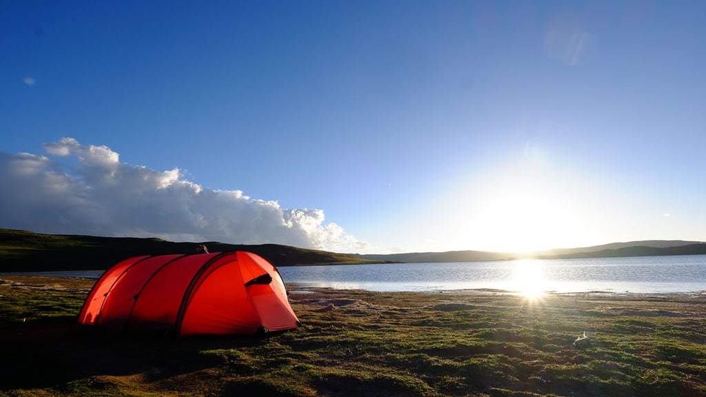 Einsamer Zeltplatz an einem 4500 Meter hohen See in Amdo