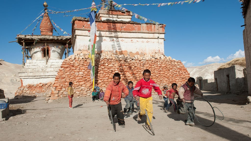 Kinder beim Spiel vor dem grossen Chörten in Lo Manthang, dem Hauptort von Mustang