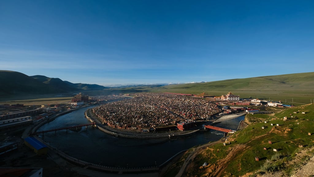 In der Klosterstadt Yarchen Gar sollen zwischen 10'000 und 20'000 Nonnen und Mönche leben