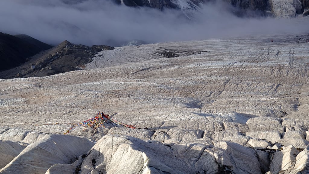 Opfer- und Zeremonienplatz auf dem Gletscher vor dem Amnye Machen