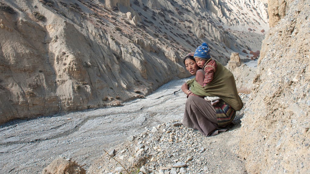 Junge Frau mit Baby aus dem Dorf Yara in Nepal