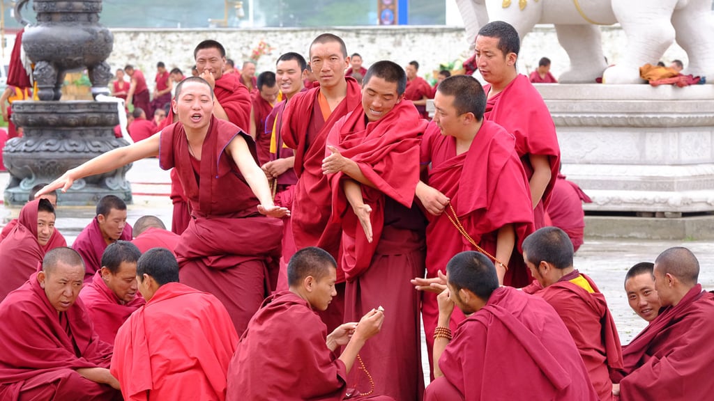 Mönche beim Debattieren im Kloster Sershul in Kham