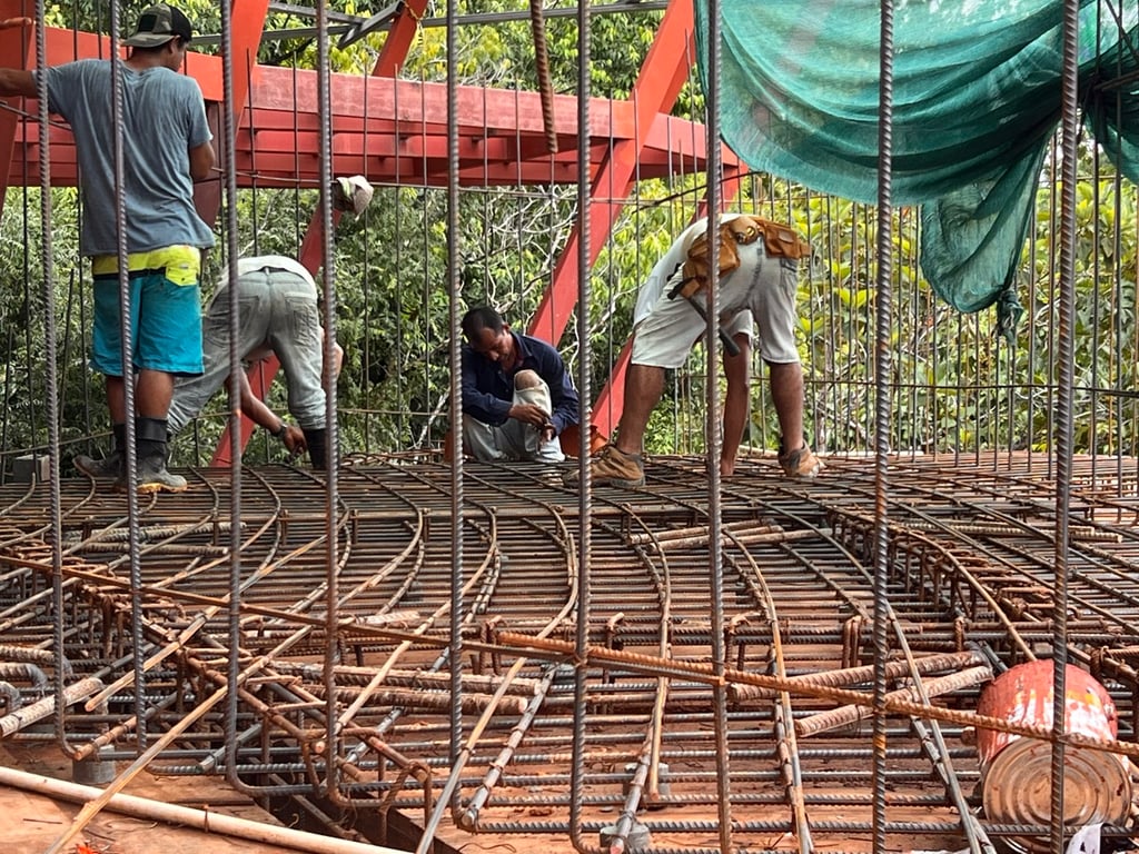 July 2023 - the pool floor rebar structure also takes a long time due to its "eye"-shape
