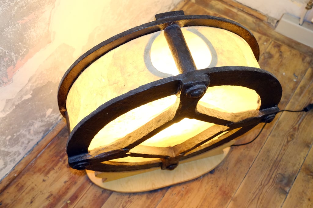 Lichtobjekt Lampe, Olivenmühle, Rad, Skulptur Wolfgang Wallner, Hall in Tirol