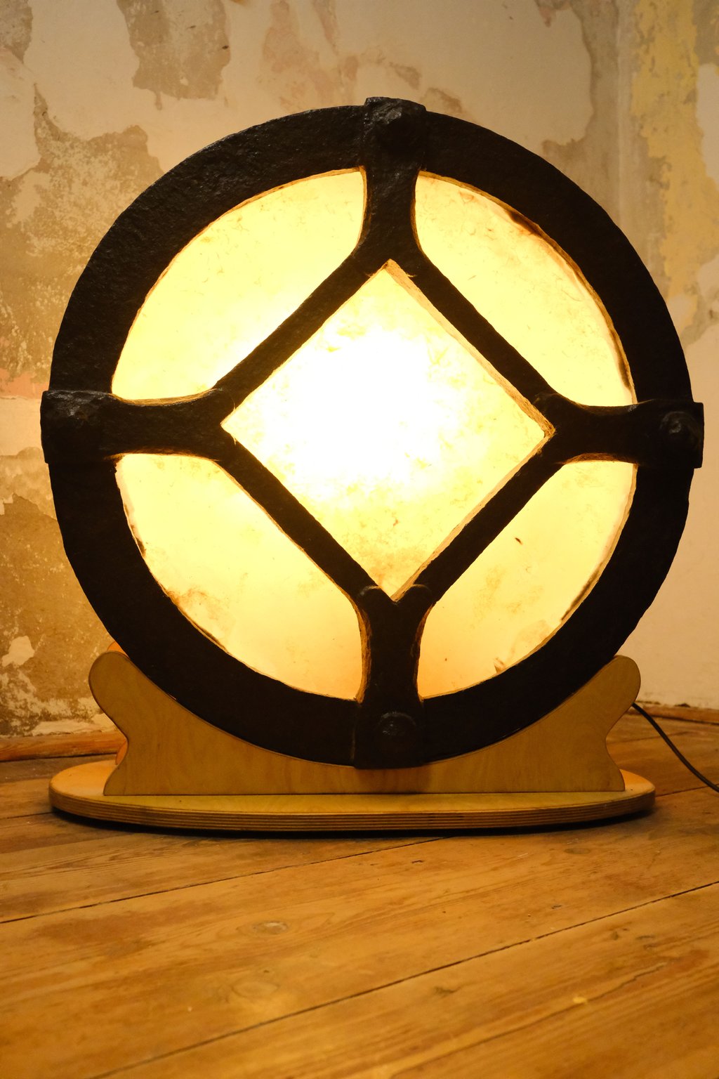 Lichtobjekt Lampe, Olivenmühle, Rad, Skulptur Wolfgang Wallner, Hall in Tirol