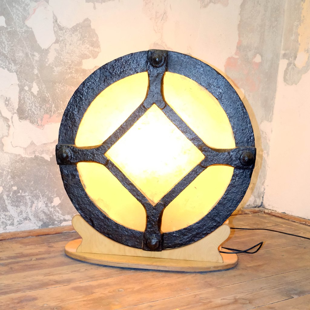 Lichtobjekt Lampe, Olivenmühle, Rad, Skulptur Wolfgang Wallner, Hall in Tirol