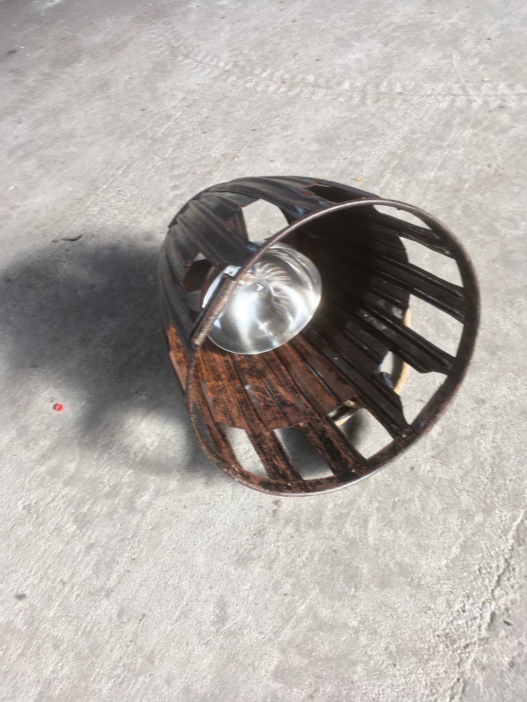 Große Deckenleuchte Weinkorb Kraftobjekte Wolfgang Wallner Hall in Tirol