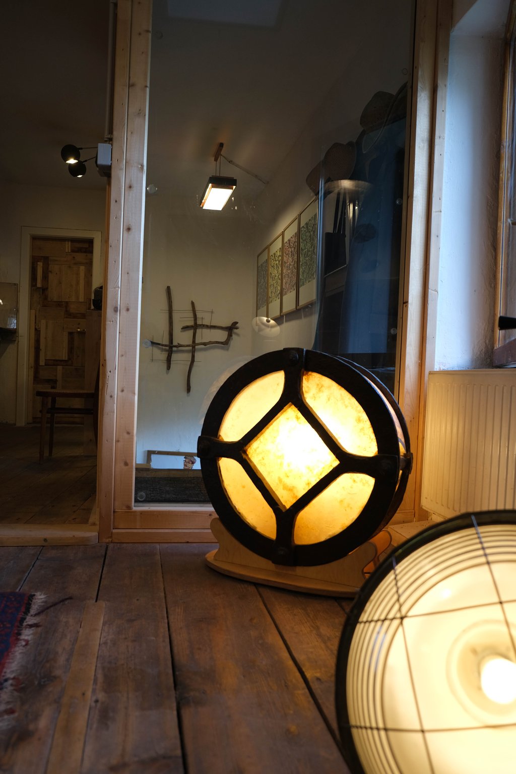 Lichtobjekt Lampe, Olivenmühle, Rad, Skulptur Wolfgang Wallner, Hall in Tirol