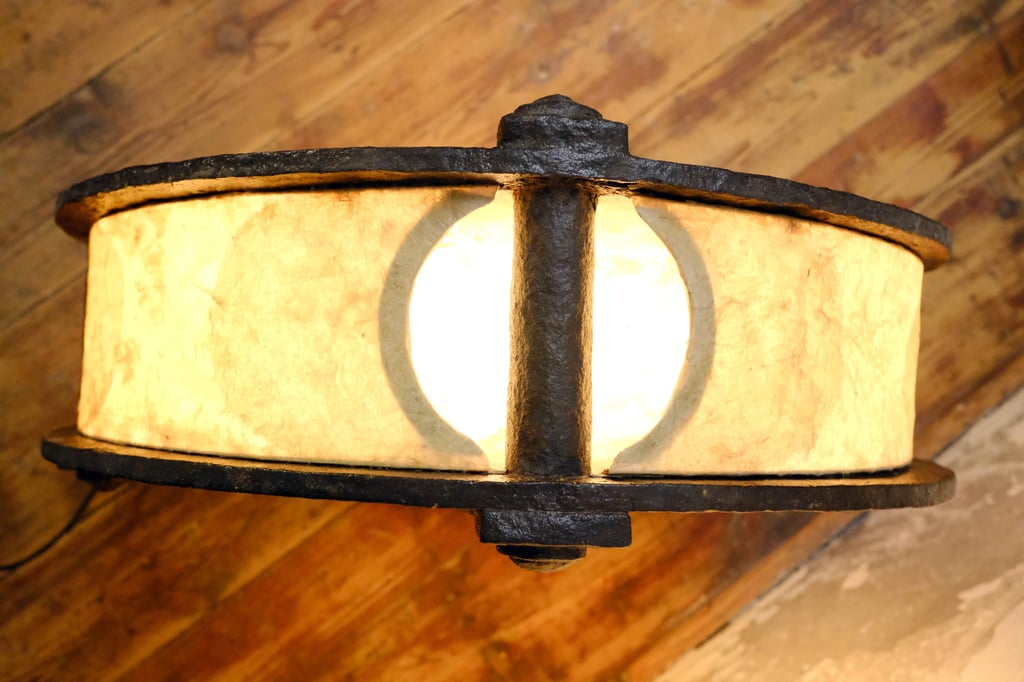 Lichtobjekt Lampe, Olivenmühle, Rad, Skulptur Wolfgang Wallner, Hall in Tirol