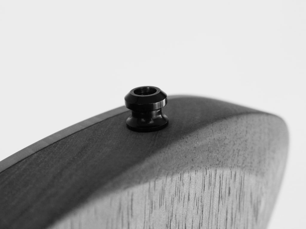 boutique bassguitar body shaping - ergonomic custom instruments made in germany