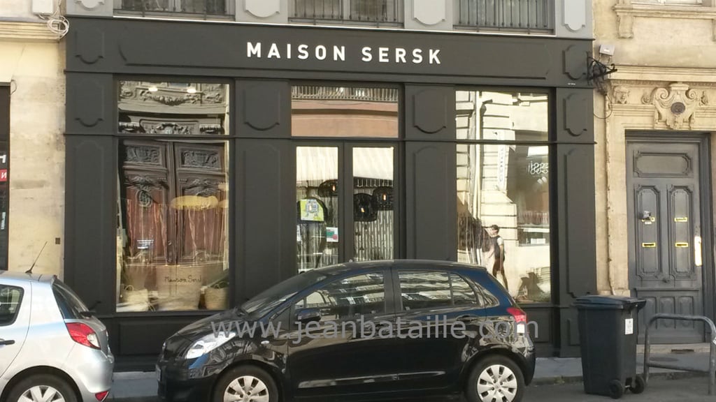 Lettres peintes sur devanture en bois