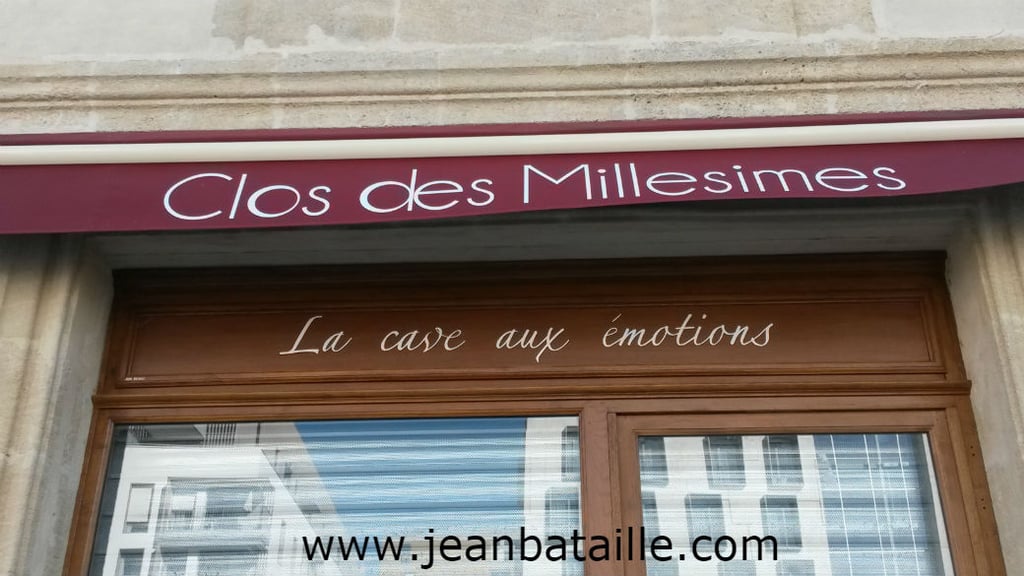 Lettres peintes en laque sur devanture magasin en bois