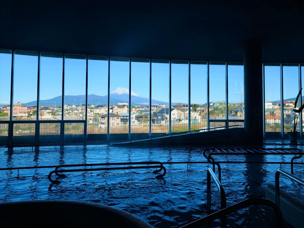 心地よくリフレッシュできる温泉プール