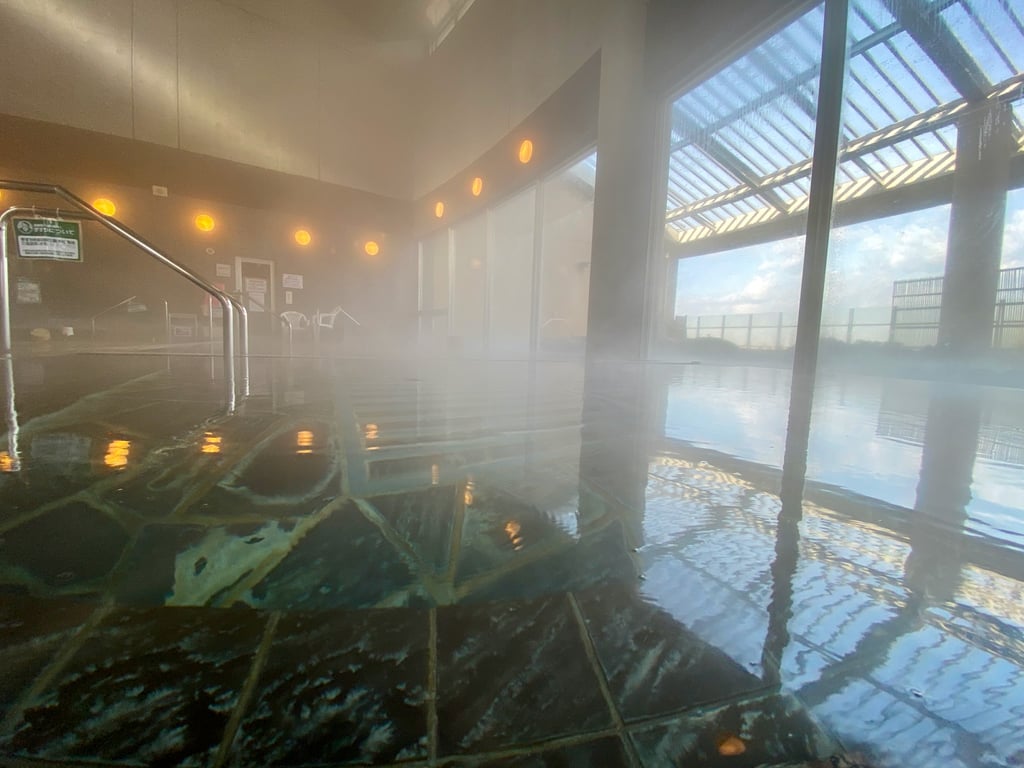 大きな窓から注ぎ込む光あふれる開放的な空間