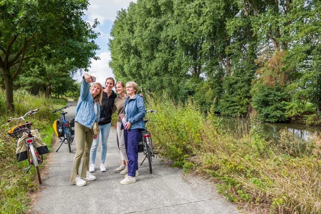 Authentic pictures for the cycling & tourism industry © François Struzik - simply human