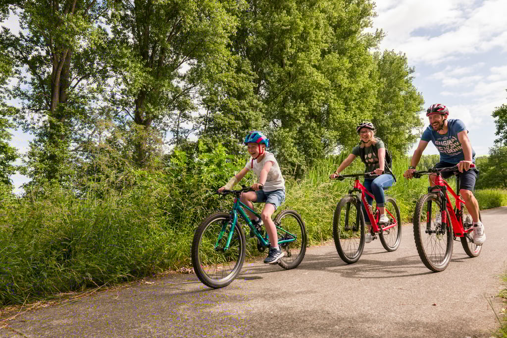 Authentic pictures for the cycling & tourism industry © François Struzik - simply human