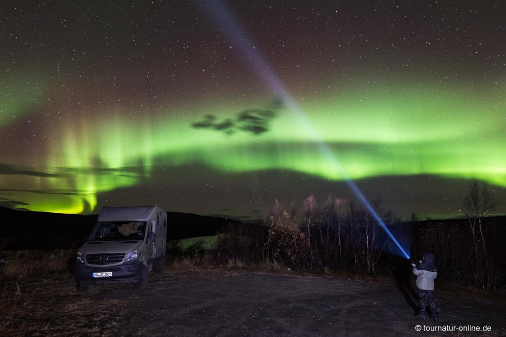 Wir hellen den Vordergrund mit der Taschenlampe auf.