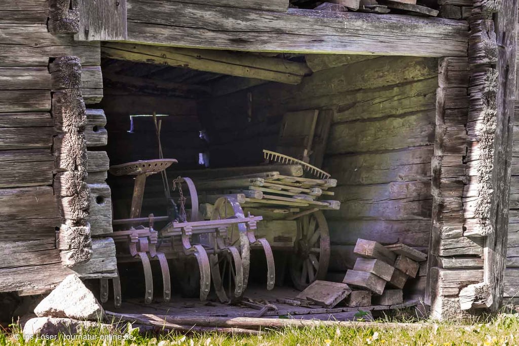 In den Scheunen stehen landwirtschaftliche Geräte.