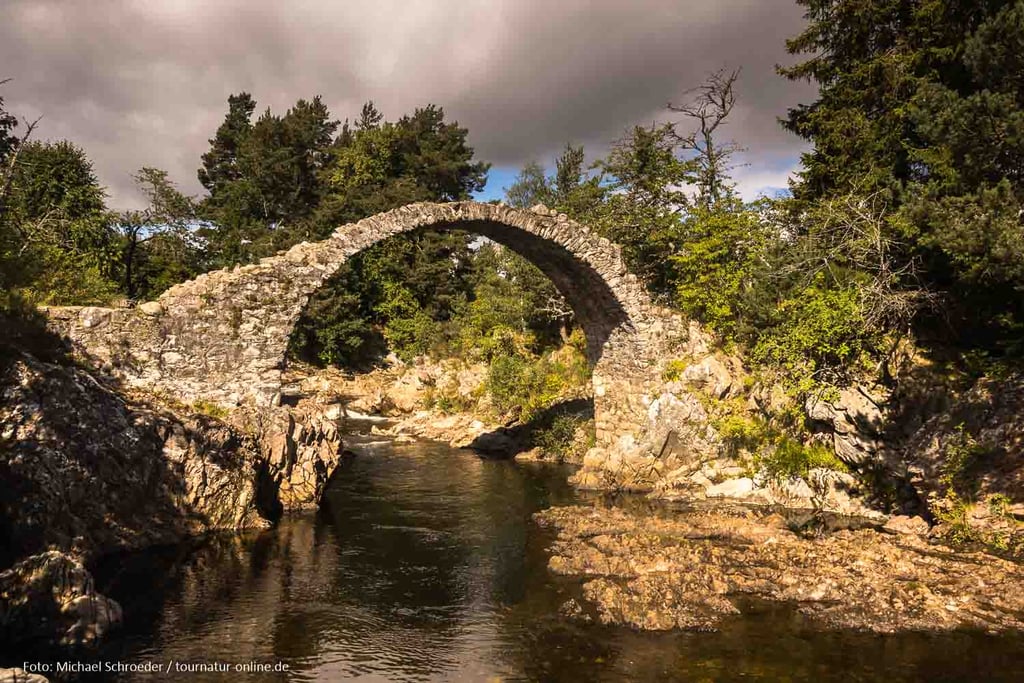 die älteste Brücke der Highlands in Carrbridge