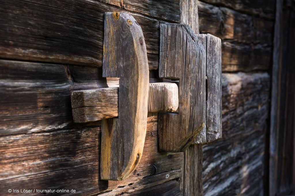 Die braun-grauen Häuser zeugen vom Leben auf einem Selbstversorgerhof im 18. Jahrhundert.