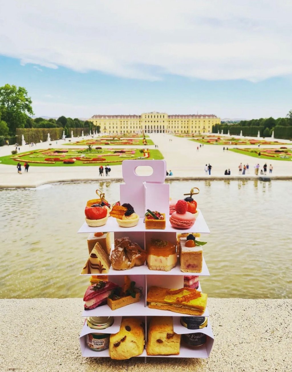 Awarded the Pro Carton ECMA Platinum Award 2022: Innovative Packaging. Target group: high-end gastronomy, event catering, trade fairs & events.  Folding box cardboard packaging from www.rattpack.eu - Etagere cardboard open