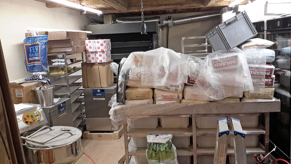 Die Mehlsäcke warten schon  auf dem fahrbaren Teigwagen auf ihre Bestimmung, um daraus bestes Brot zu backen. 