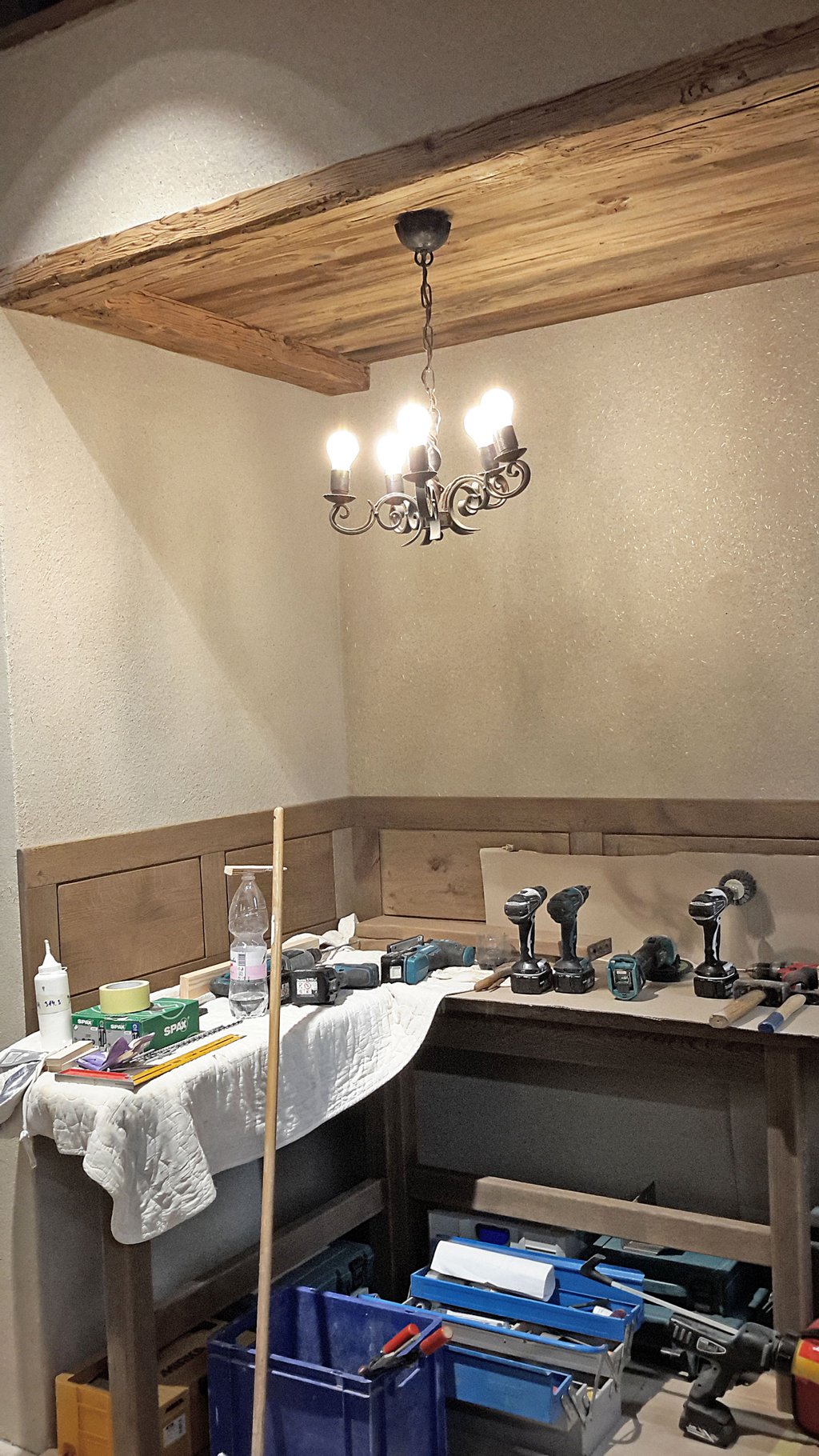 Auch die Luster die schon an der Decke hängen, sind original alt. 