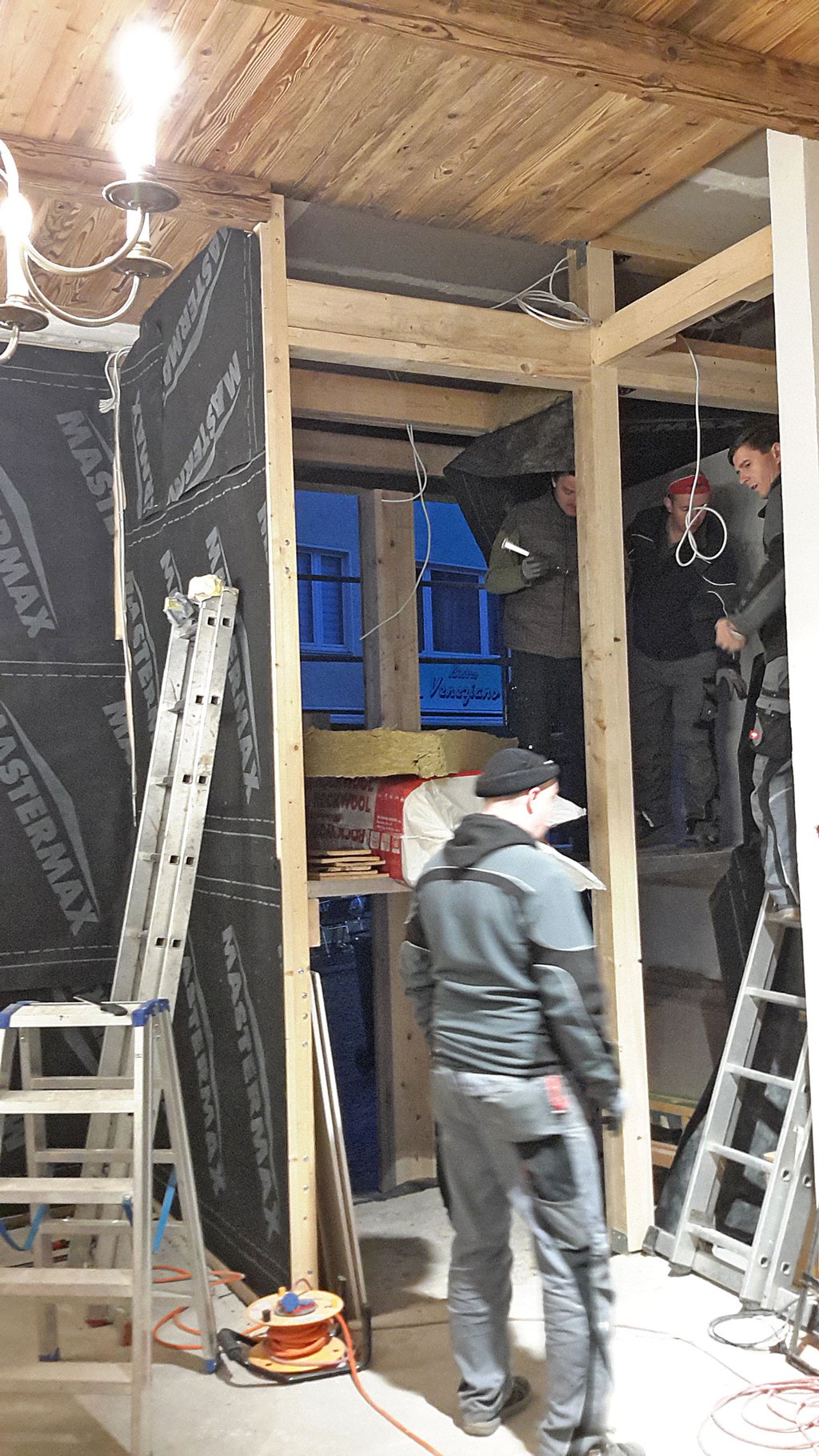 Unter der alten Balkendecke verbirgt sich der vorgeschriebene  Brandschutz.  